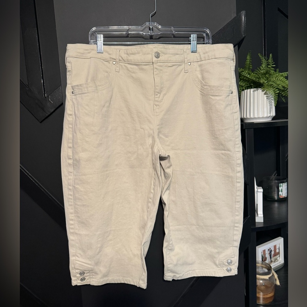🎄5 for $20 Gloria Vanderbilt Women’s Capri Pants Size 16W Beige Button Hem – Str